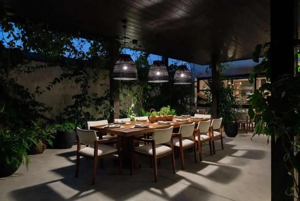 Outdoor Dining Zone
